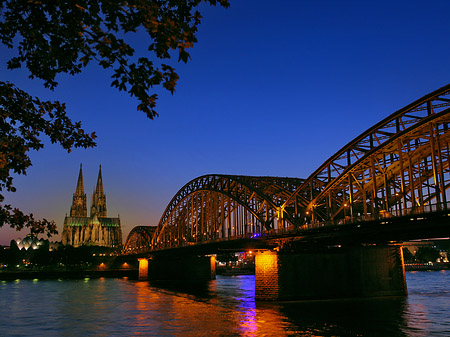 Kölner Dom hinter der Hohenzollernbrücke