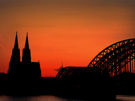 Foto Kölner Dom hinter der Hohenzollernbrücke - Köln