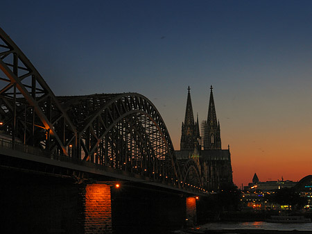 Foto Kölner Dom hinter der Hohenzollernbrücke - Köln