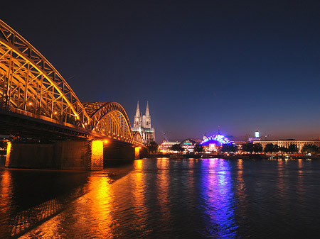 Blick auf musical-dome und Kölner Dom Foto 