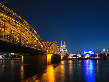 Foto Blick auf musical-dome und Kölner Dom - Köln