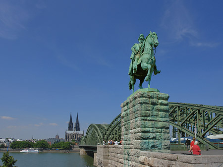 Foto Reiterstatue vor dem Kölner Dom