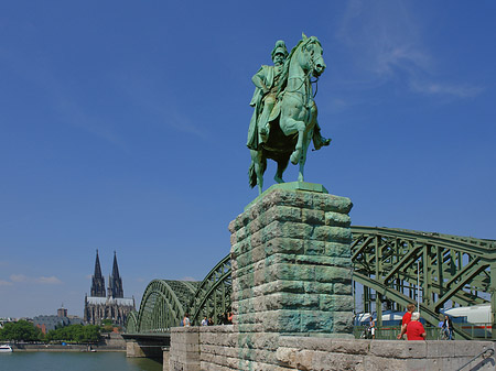 Fotos Reiterstatue vor dem Kölner Dom