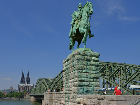 Fotos Reiterstatue vor dem Kölner Dom | Köln