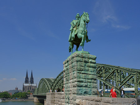 Reiterstatue vor dem Kölner Dom Foto 