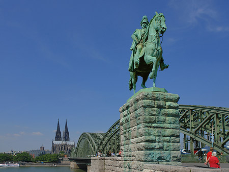 Foto Reiterstatue vor dem Kölner Dom