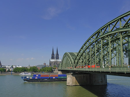 Schiff unter der Hohenzollernbrücke Fotos