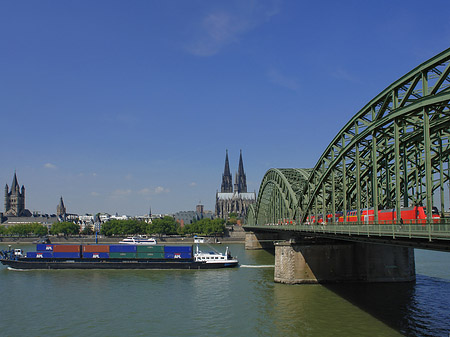 Schiff unter der Hohenzollernbrücke Fotos