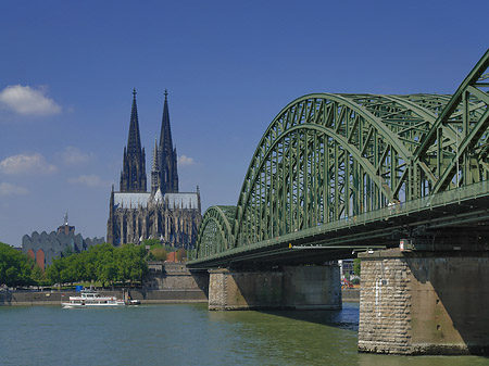 Schiff unter der Hohenzollernbrücke