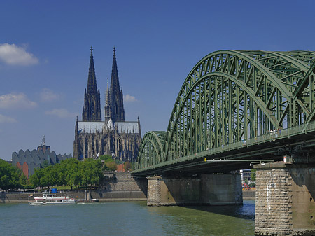 Foto Schiff unter der Hohenzollernbrücke - Köln