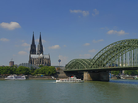 Foto Schiff unter der Hohenzollernbrücke - Köln