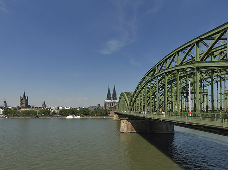 Foto Schiff unter der Hohenzollernbrücke - Köln