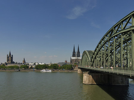 Schiff unter der Hohenzollernbrücke