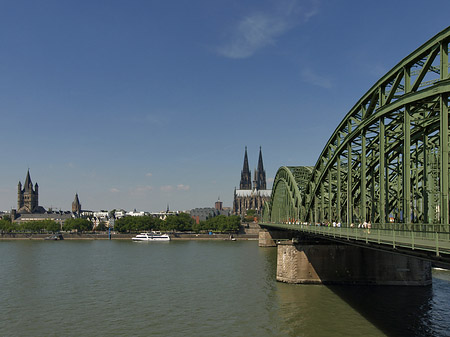 Schiff unter der Hohenzollernbrücke Fotos