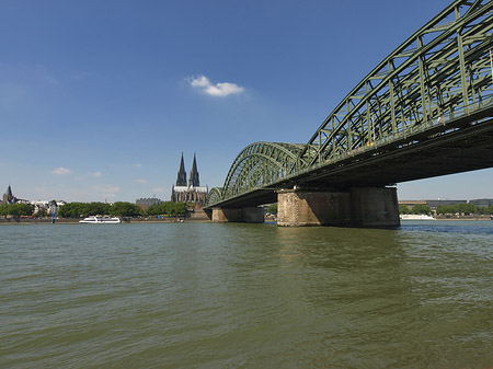 Fotos Schiff unter der Hohenzollernbrücke