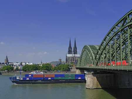 Foto Schiff unter der Hohenzollernbrücke