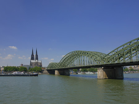 Schiff unter der Hohenzollernbrücke