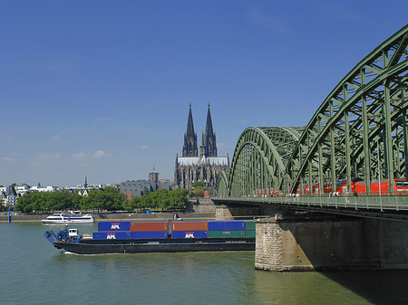 Schiff unter der Hohenzollernbrücke Foto 