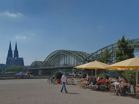 Hohenzollernbrücke am Kölner Dom Foto 