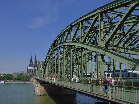 Zug fährt über die Hohenzollernbrücke