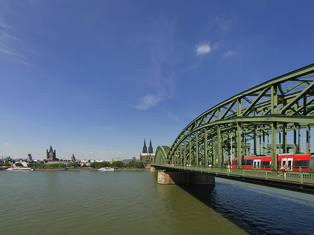 Zug fährt über die Hohenzollernbrücke