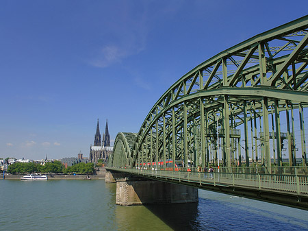 Zug fährt über die Hohenzollernbrücke Fotos