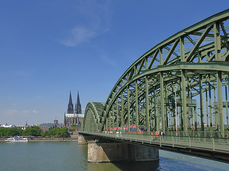 Fotos Zug fährt über die Hohenzollernbrücke | Köln