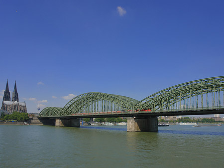 Zug fährt über die Hohenzollernbrücke Foto 