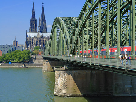 Foto Zug fährt über die Hohenzollernbrücke