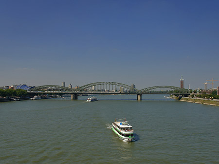 Foto Schiff vor der Hohenzollernbrücke