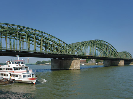 Schiff vor der Hohenzollernbrücke