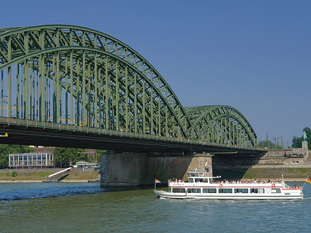 Schiff vor der Hohenzollernbrücke