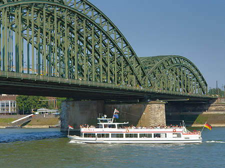 Fotos Schiff vor der Hohenzollernbrücke | Köln