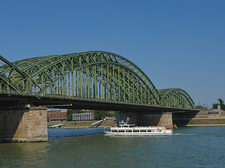 Foto Schiff vor der Hohenzollernbrücke - Köln