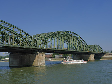 Schiff vor der Hohenzollernbrücke Foto 