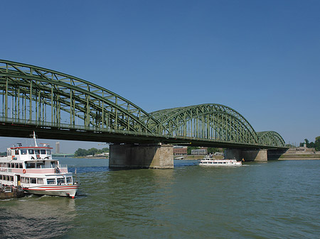 Schiff vor der Hohenzollernbrücke