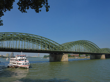 Schiff vor der Hohenzollernbrücke