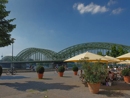 Sonnenschirme vor der Hohenzollernbrücke Fotos