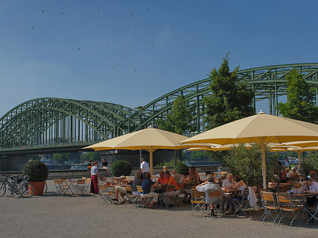 Fotos Sonnenschirme vor der Hohenzollernbrücke | Köln