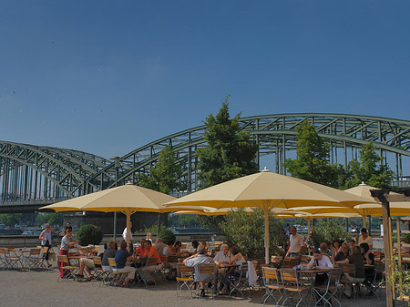 Foto Sonnenschirme vor der Hohenzollernbrücke