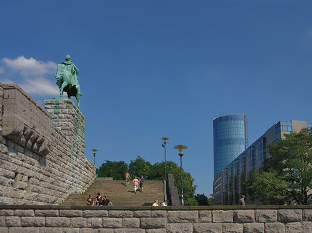 Fotos Reiterstatue bewacht Hyatt Regency Hotel | Köln