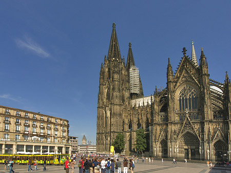 Bimmelbahn fährt zum Kölner Dom Foto 