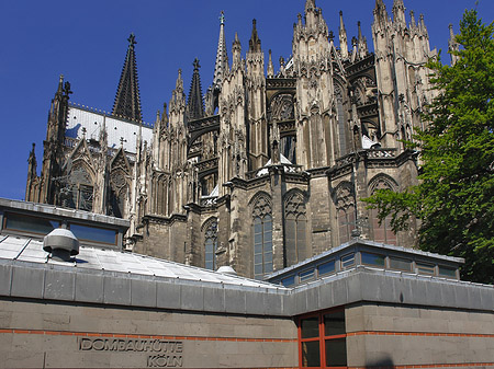 Kölner Dom mit Dombauhütte