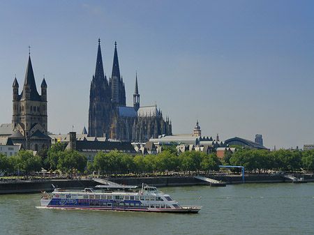 Kölner Dom und Groß St Martin auf Rheinufer