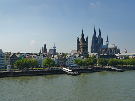 Fotos Kölner Dom und Groß St Martin auf Rheinufer