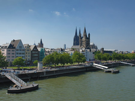 Foto Kölner Dom und Groß St Martin auf Rheinufer - Köln