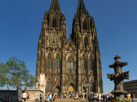 Foto Touristen tummeln sich vor Kölner Dom - Köln