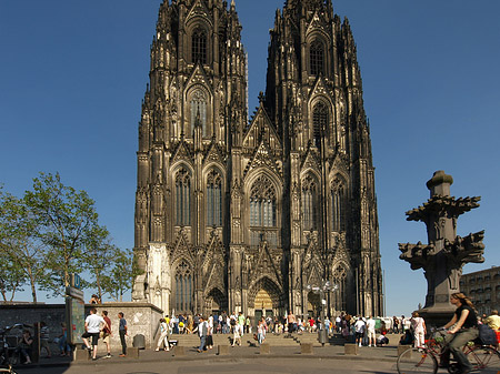 Touristen tummeln sich vor Kölner Dom