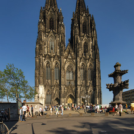 Foto Touristen tummeln sich vor Kölner Dom