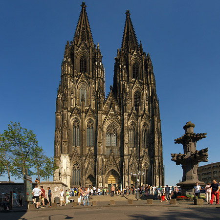 Fotos Touristen tummeln sich vor Kölner Dom